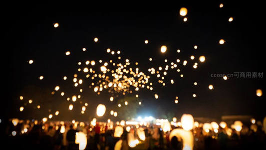 夜空中万千孔明灯升腾，人群剪影共赴祈愿盛典