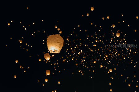 单盏孔明灯领衔漫天灯海，夜空如繁星点点静谧升腾