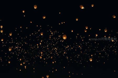 漫天孔明灯升腾夜空，如繁星点点寄托祈愿与希望