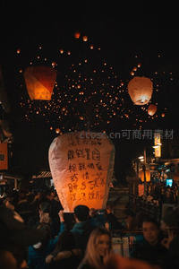 夜空中升腾的祈愿天灯，人群仰望许愿，温暖光点如星海洒落