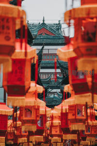 红灯笼簇拥下的古建筑飞檐，传统节庆氛围浓郁
