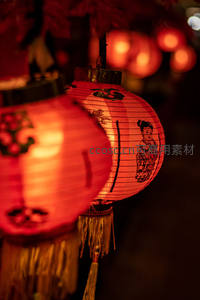 夜色中手绘人物纹样红灯笼特写，流苏轻摇光影迷离