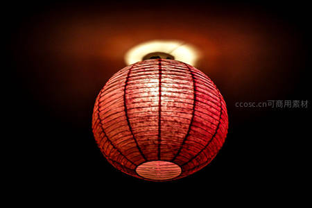 暗夜中一盏透光红纸灯笼特写，暖光晕染柔美纹理