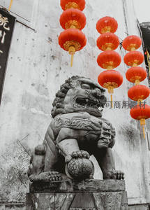 石狮守门配红灯笼，黑白灰基调中一抹中国红点睛