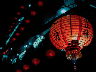 夜色中红灯笼特写，暖光映照传统书法纹样，背景虚化光斑梦幻