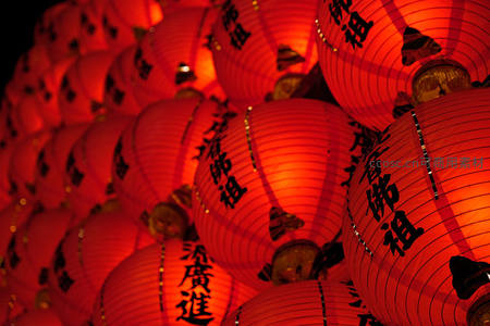 密集红灯笼阵列特写，黑字祈福语熠熠生辉，象征团圆与美好祝愿