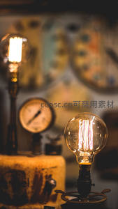 工业风爱迪生灯泡置于锈蚀设备旁，背景模糊仪表盘增添复古机械感