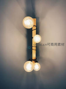 木质支架四灯组合壁灯，暖光交织营造温馨室内氛围