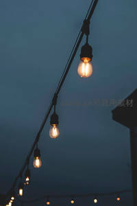 黄昏天幕下暖光串灯悬挂，营造温馨户外氛围