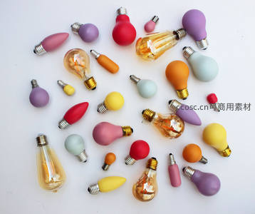 多彩灯泡创意拼贴，涵盖经典与现代款式，展现照明多样性