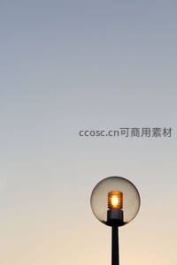 球形路灯在渐变暮色中亮起，简约现代设计感十足