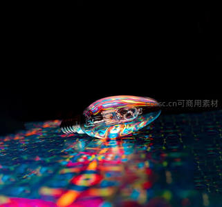 炫彩霓虹灯泡特写，液态光效折射梦幻色彩