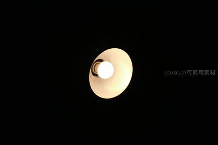 夜色中孤灯微光，简约吊灯照亮黑暗角落