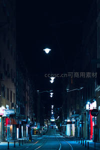蓝调时刻空寂街道，轨电车线路延伸至远方灯火深处