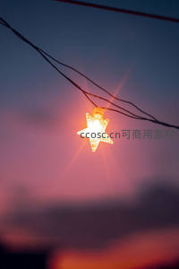 暮色中闪烁的星形装饰灯，柔光星芒点缀渐变晚霞天幕