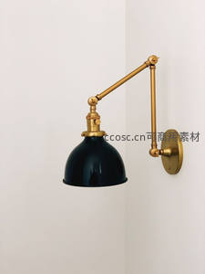 黄铜壁灯配深蓝灯罩，经典工业风转角安装细节展示