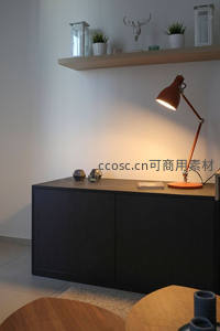 暖光台灯照亮简约书柜，北欧风家居角落温馨静谧场景