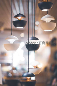 现代简约吊灯阵列，黑白灰配色营造温馨室内光影氛围