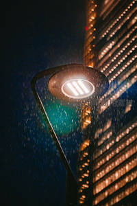 雨夜城市街灯特写，LED灯珠明亮，高楼灯火如星河倾泻