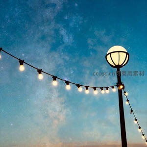 星空下路灯与串灯交织，夜幕浪漫光影线条