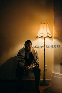 烛光灯影下，犹太男子披塔利特静坐沉思祈祷