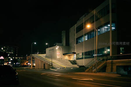 夜间现代建筑与坡道入口，路灯照亮阶梯与玻璃幕墙，空旷静谧