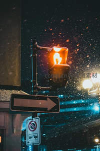 雪夜交通信号灯特写，橙光穿透飞雪，路标指示方向，冷暖对比强烈