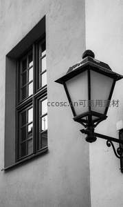 黑白胶片质感的老街窗棂与复古壁灯特写