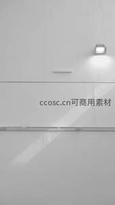 简约白墙射灯光影，几何线条与明暗对比的现代空间静谧感
