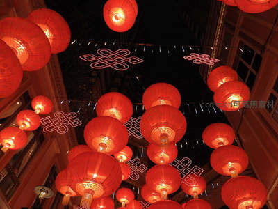 夜幕下满街红灯笼与发光中国结，喜庆祥和年味浓