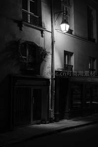 巴黎老街角落壁灯下的静谧夜晚与斑驳墙面