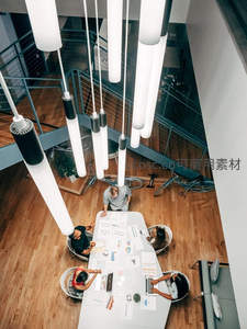 现代办公室俯拍团队协作会议场景