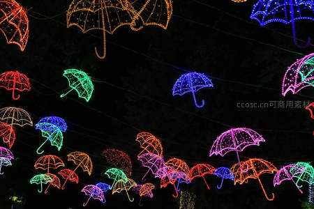 夜空中五彩霓虹伞形灯饰梦幻节日布景