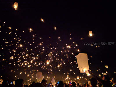 夜空中万千孔明灯升腾，人群祈愿的温暖节日盛景