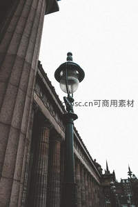古典石柱廊道旁复古街灯仰拍低角度构图