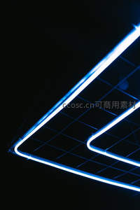 蓝色霓虹灯管几何线条，暗夜中科技感光影艺术