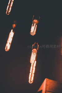 悬浮爱迪生灯泡阵列，暖橙光晕营造工业复古氛围