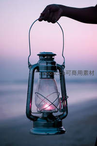 暮色海滩上手提复古煤油灯，暖光映照水雾，营造怀旧诗意氛围