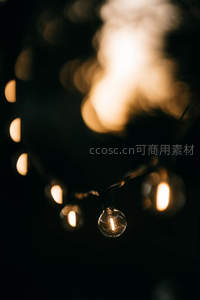 暖黄串灯虚化夜景，复古爱迪生灯泡营造梦幻节日氛围
