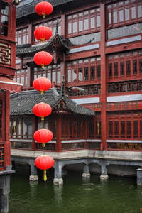 豫园九曲桥畔红灯笼垂挂古建筑群，江南水乡夜景韵味十足