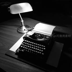 黑白光影下的老式打字机与台灯，复古办公静物特写