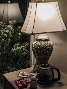 窗边夜读角落：雕花台灯、咖啡与巧克力的温馨时光