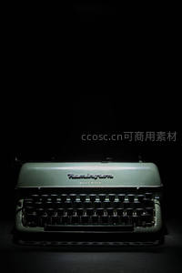 暗调聚光下的雷明顿打字机，绿漆机身与‘Quiet-Riter’铭文静谧庄重