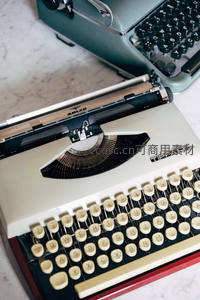 米白色Tippa牌老式打字机特写，置于大理石台面，细节清晰复古
