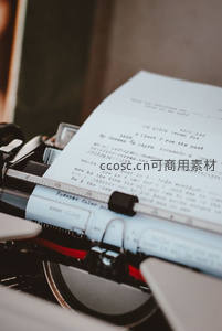 打字机正在打印‘The Quick Brown Fox’测试文本，纸页微卷，墨迹未干