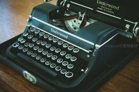 黑色Underwood Universal打字机置于皮质收纳盒中，加拿大制造标识清晰