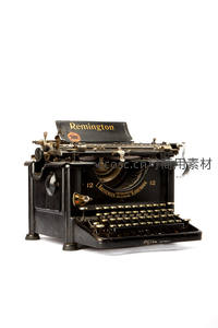 雷明顿12型古董打字机特写，金色铭文与金属细节清晰可见