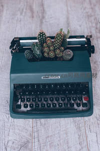  Olivetti Lettera 32打字机改造为多肉盆栽，创意绿植装置