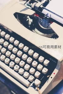 米白色日制打字机特写，键帽清晰可见，机械结构精致优雅