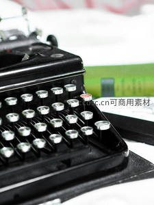 微距视角下的老式打字机键盘细节，银色键帽与红色按键点缀